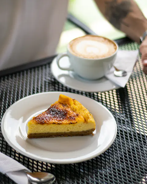 Cheesecake de crème brûlée y cappuccino en la terraza