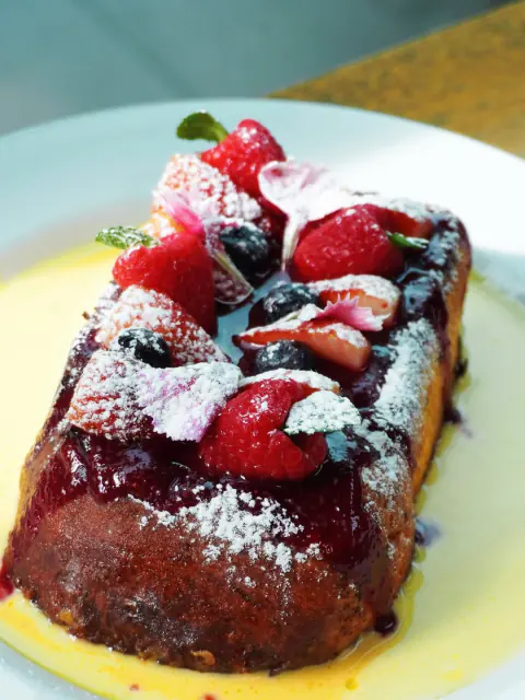 Pain perdu con frutos rojos y crema inglesa