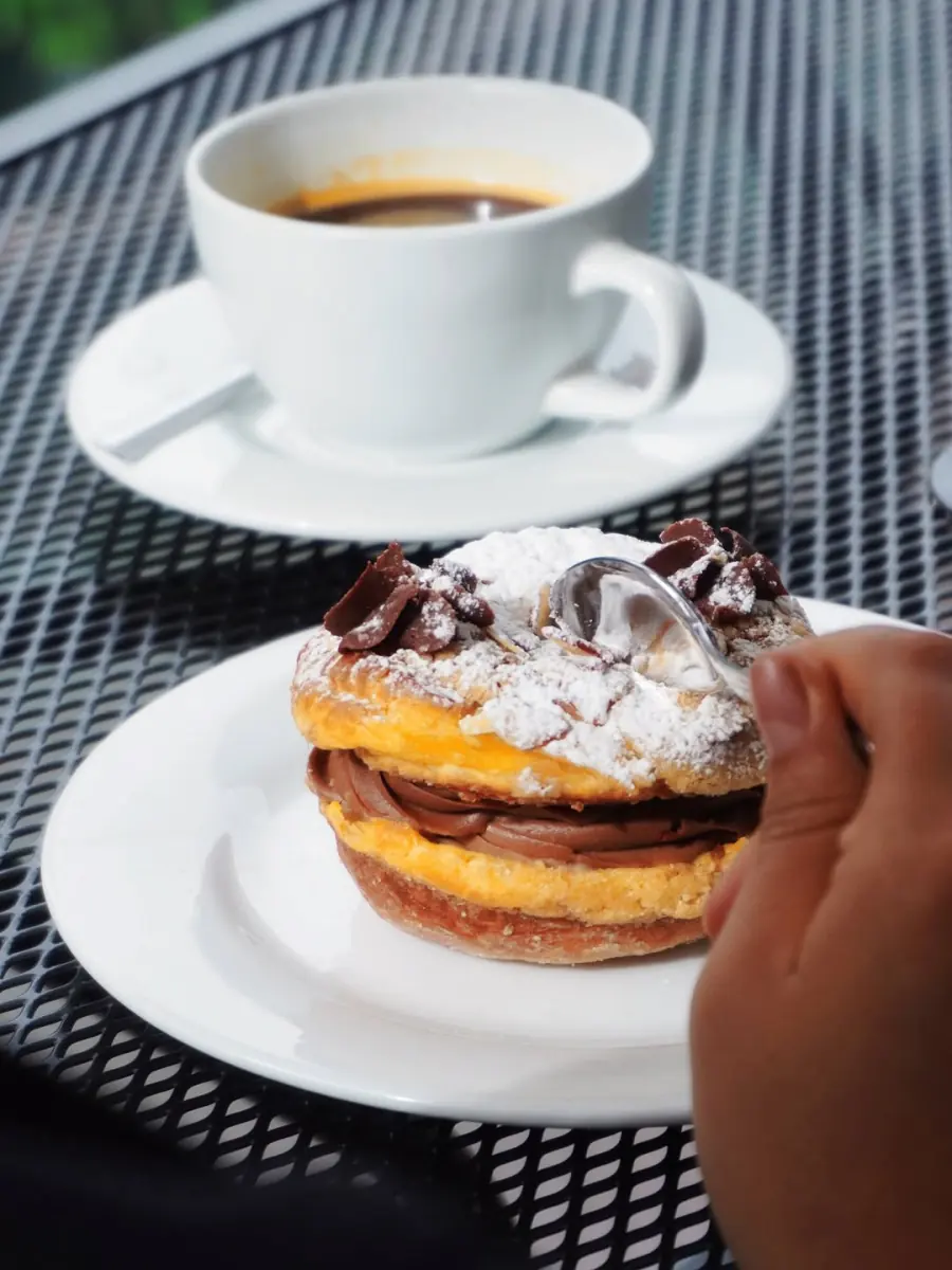 Paris Brest y un café en la terraza de Macchiato