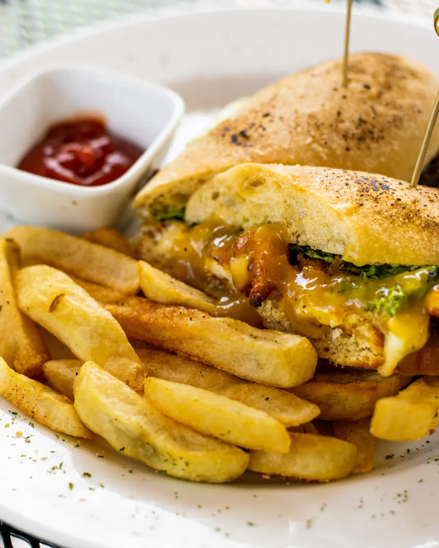 Sándwich en pan ciabatta con papas a la francesa