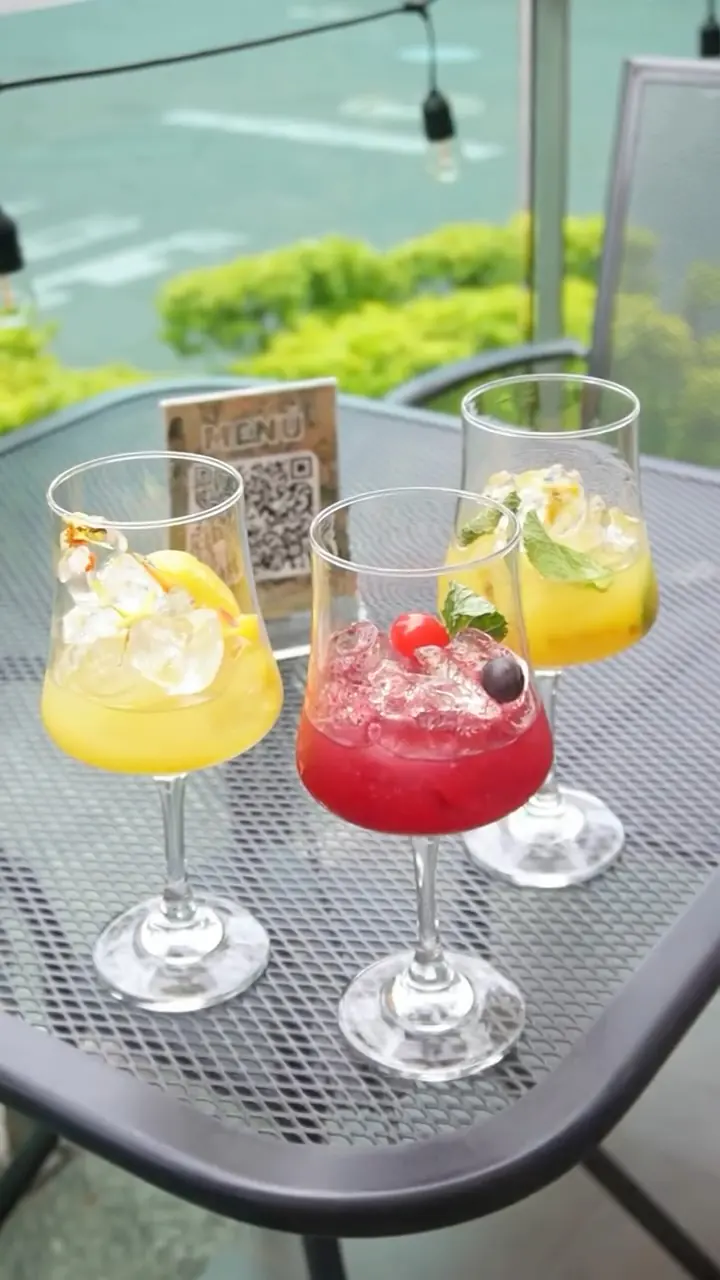 Sodas saborizadas en copas sobre una mesa de la terraza