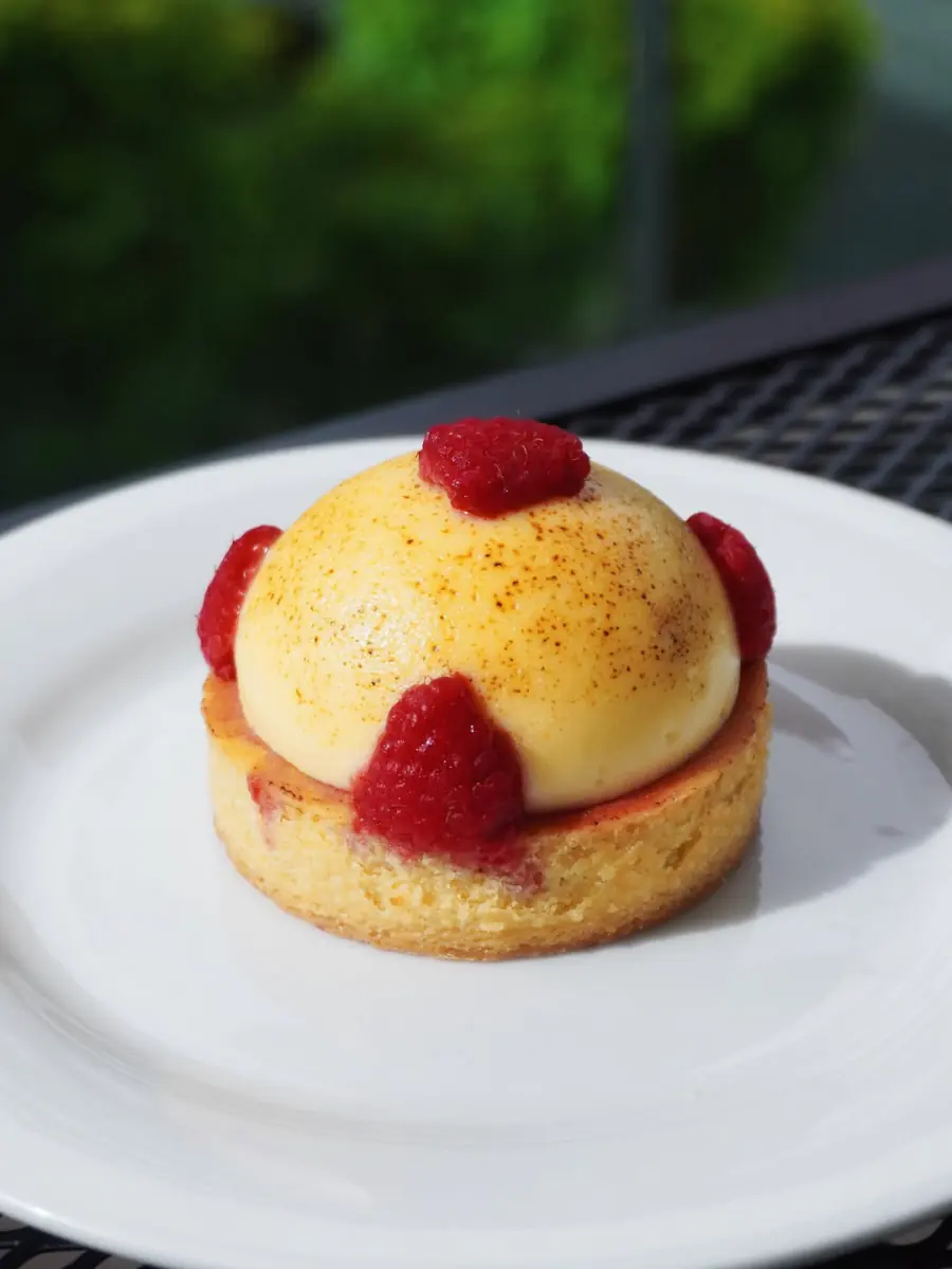 Tarta de frambuesas con chiboust flambeada
