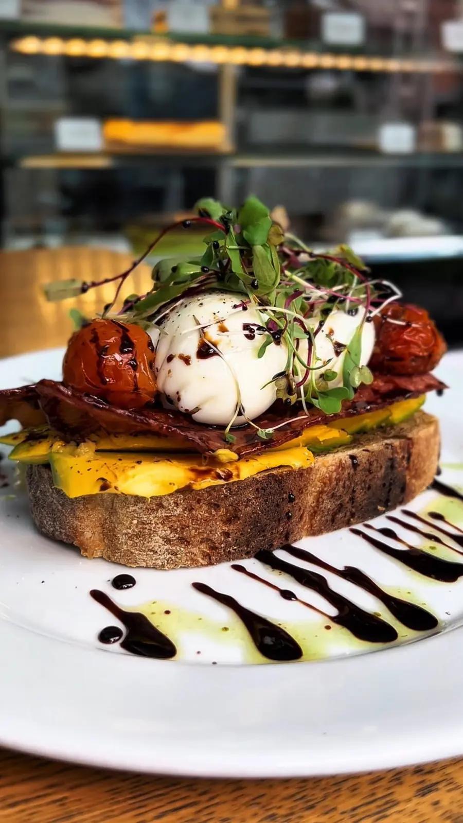 Tartine Avocat con huevos pochados, tocineta y reducción de balsámico