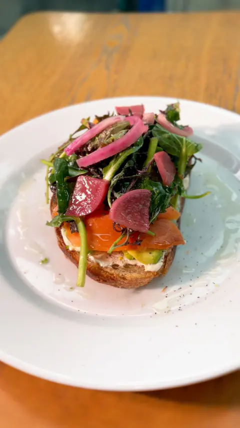 Tartine Saumon con salmón ahumado y rábano